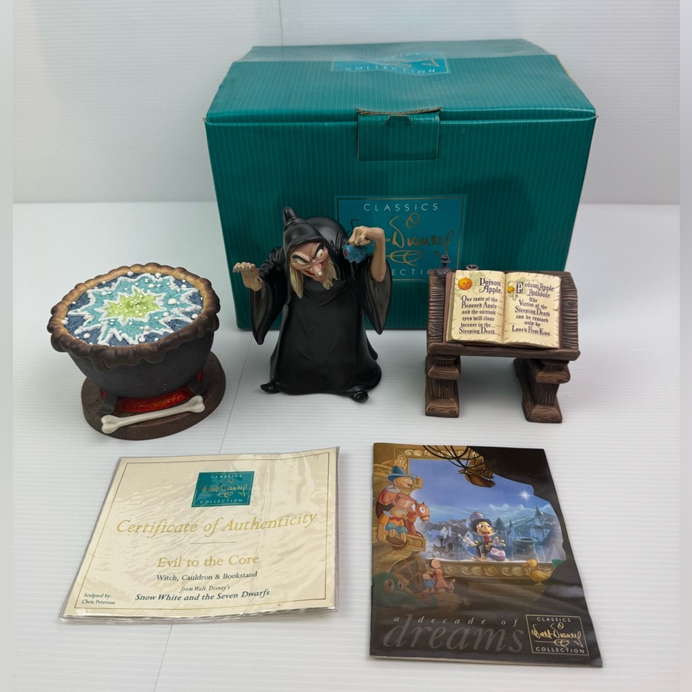 WDCC Snow White "Evil to the Core" Witch ,Cauldron ,Bookstand Box COA #1230025